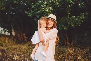 madre e hija juntas al aire libre foto