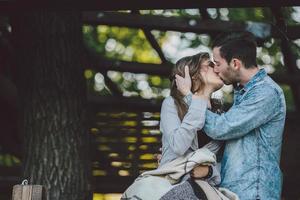 joven pareja enamorada foto