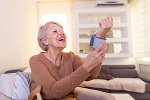 concepto de salud las mujeres mayores se ocupan de la salud con monitores de presión arterial. Alta presión sanguínea. mujer madura midiendo la presión arterial en casa