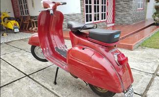 close-up photo of vespa classic