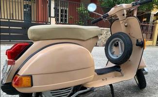 close-up photo of vespa classic