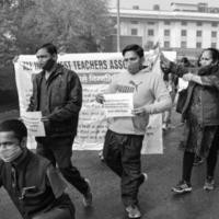 delhi, india 25 de diciembre de 2021 - profesores invitados contractuales de delhi con carteles, banderas y graffitis protestando contra el gobierno de aap de delhi por hacer políticas, profesor de delhi protestando en blanco y negro foto