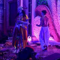 nueva delhi, india - 13 de agosto de 2022 - lindo indio disfrazado de lord krishna y radha con motivo del festival krishna janmastami en delhi india, actuación de radha krishna en el festival janmashtami foto