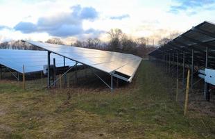 generar energía limpia con módulos solares en un gran parque en el norte de europa foto