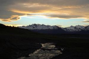 puesta de sol en el parque nacional los glaciares, patagonia foto