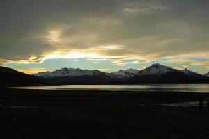 puesta de sol en el parque nacional los glaciares, patagonia foto