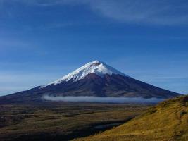 volcán cubierto de glaciar mt. cotopaxi, ecuador, temprano en la mañana foto