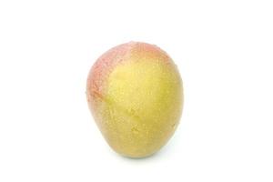 fruta fresca de mango amarillo y rojo aislada en fondo blanco. foto