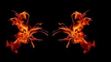 una hermosa llama con la forma imaginada. como del infierno, mostrando un fervor peligroso y ardiente, fondo negro. foto