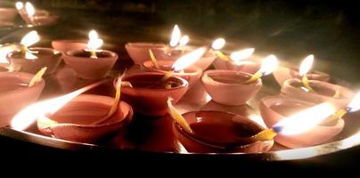 lámpara de aceite en llamas diyas en el festival de diwali foto