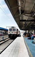 el tren que llega a la plataforma personas no identificadas están esperando el tren en la estación de tren de ludhiana foto