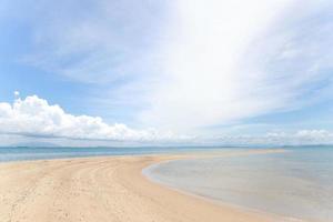 vista de la costa de las olas del mar y la fantástica costa de la playa rocosa en la isla y el cielo de fondo con montaña, naturaleza salvaje. costa del paisaje tropical. Hora de verano. concepto de vacaciones de viaje. foto