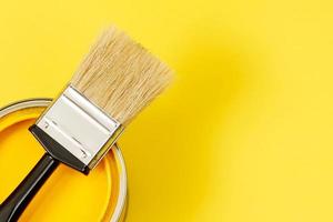 latas de pintura y pinceles y cómo elegir el color de pintura interior perfecto y bueno para la salud foto