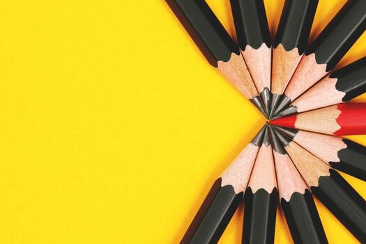 educación, los estudiantes usan lápices de colores para hacer dibujos en la biblioteca. foto