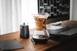 chemex para preparar café, café chemex verter sobre cafetera y hervidor de goteo foto