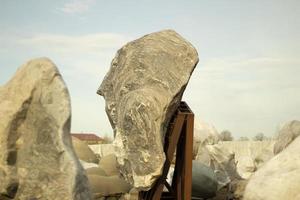 la piedra está montada sobre un soporte de madera. un enorme trozo de roca. foto