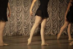 las chicas ensayan el baile. bailarinas en clase. una chica con un vestido negro. foto