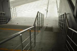 pasamanos de acero para apoyo al descender los escalones. foto