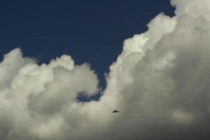 un pájaro en el cielo. el cuervo vuela entre las nubes. foto