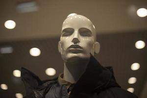 maniquí de hombre con chaqueta. ropa de abrigo en la tienda. escaparate de la tienda de ropa masculina. detalles de la moda moderna. foto