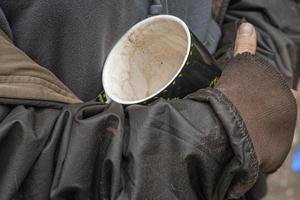 taza con una bebida en la mano foto