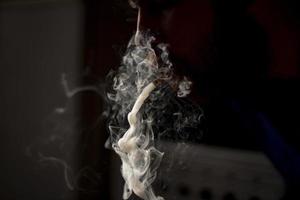 fumar con luz natural. el humo del tabaco llena el aire. clubes de vapor en el espacio. foto