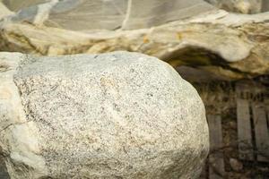 tienda de piedra selección de rocas de diferentes razas. las piedras yacen en el sitio. piezas de roca seleccionadas para decorar el parque. foto