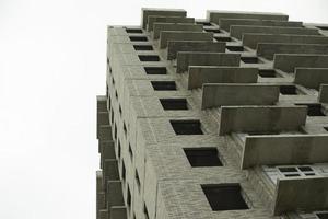 ventanas de la casa en construcción. construcción de un edificio en la ciudad. construcción de un edificio de apartamentos. el edificio no está revestido. foto