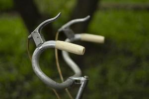 volante antiguo. manubrios de bicicleta mangos curvos de una bicicleta vieja. foto