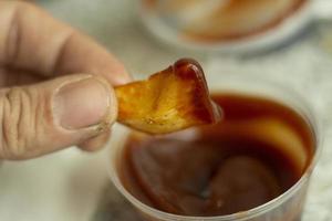 patatas con salsa. comida con salsa de tomate. papas fritas para el almuerzo. foto