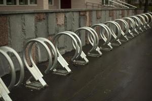 El estacionamiento para bicicletas está vacío. foto