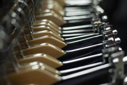 perchas en la tienda. la ropa se vende en la tienda. foto