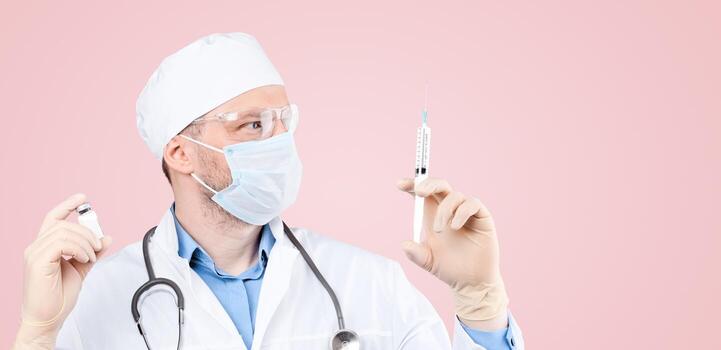 médico sosteniendo una viola con vacuna contra el virus de la corona. foto