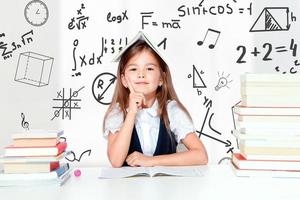 retrato de una colegiala adolescente moderna, feliz y linda. foto