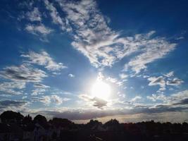 hermoso sol brilla sobre Inglaterra y a través de las nubes, punto de vista del avión foto