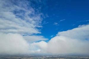 hermoso sol brilla sobre Inglaterra y a través de las nubes, punto de vista del avión foto