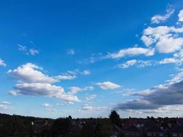 hermoso sol brilla sobre Inglaterra y a través de las nubes, punto de vista del avión foto