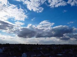 hermoso sol brilla sobre Inglaterra y a través de las nubes, punto de vista del avión foto