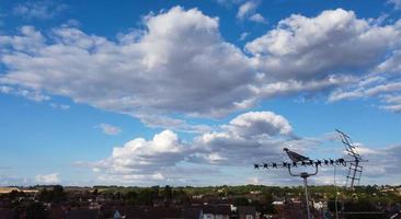 centro de la ciudad de luton y edificios locales, vista de ángulo alto del centro de la ciudad de luton y la estación de tren. luton inglaterra gran bretaña foto