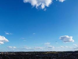 centro de la ciudad de luton y edificios locales, vista de ángulo alto del centro de la ciudad de luton y la estación de tren. luton inglaterra gran bretaña foto