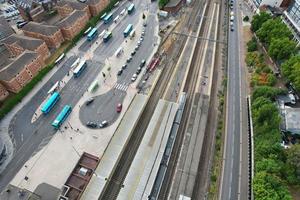 centro de la ciudad de luton y edificios locales, vista de ángulo alto del centro de la ciudad de luton y la estación de tren. luton inglaterra gran bretaña foto