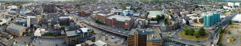 centro de la ciudad de luton y edificios locales, vista de ángulo alto del centro de la ciudad de luton y la estación de tren. luton inglaterra gran bretaña foto