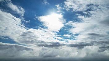 hermoso sol brilla sobre Inglaterra y a través de las nubes, punto de vista del avión foto