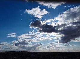 hermoso sol brilla sobre Inglaterra y a través de las nubes, punto de vista del avión foto