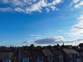 hermoso sol brilla sobre Inglaterra y a través de las nubes, punto de vista del avión foto