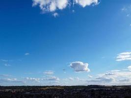 hermoso sol brilla sobre Inglaterra y a través de las nubes, punto de vista del avión foto