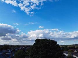 hermoso sol brilla sobre Inglaterra y a través de las nubes, punto de vista del avión foto