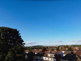 hermoso sol brilla sobre Inglaterra y a través de las nubes, punto de vista del avión foto