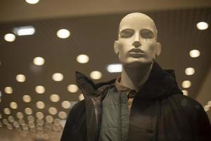 maniquí de hombre con chaqueta. ropa de abrigo en la tienda. escaparate de la tienda de ropa masculina. detalles de la moda moderna. foto