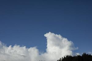 nubes en el cielo. paisaje del cielo en verano. cambios en el clima. foto